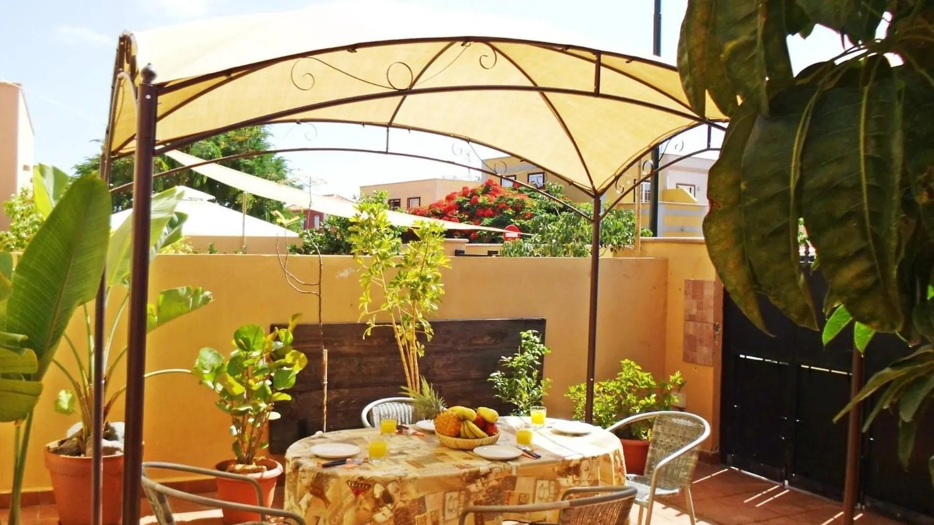Casa Golfin - Colorful House With Large Terrace In The Sunny South